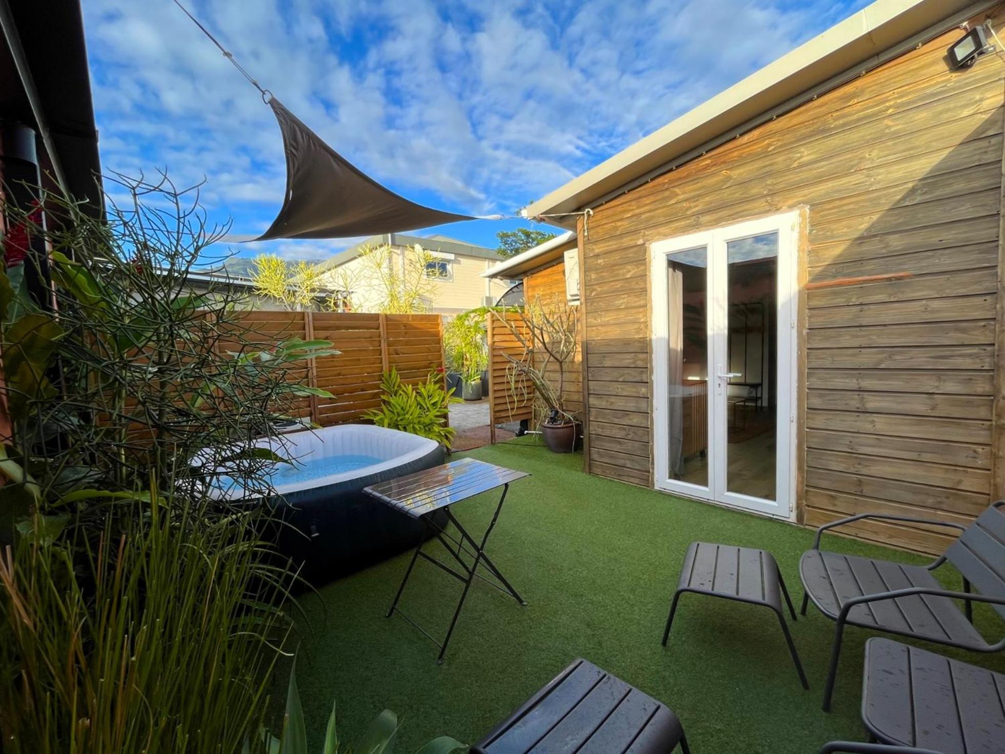 Charmant Bungalow Climatise Avec Jacuzzi Sainte Clotilde Exterior photo